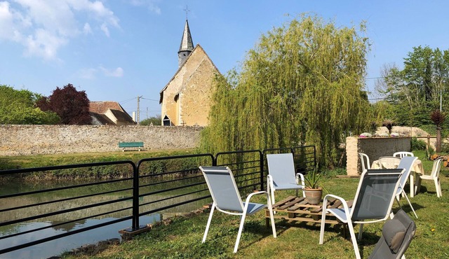 Cottage by Orne River with garden and fishing, Pets allowed