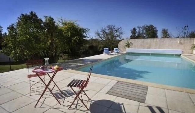 Cottage with pool 15 minutes from the ocean