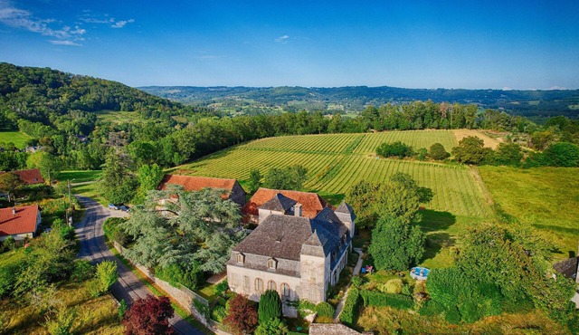 Cottage in the park of an 18th-century Manor. Magnificent view of the vineyards.
