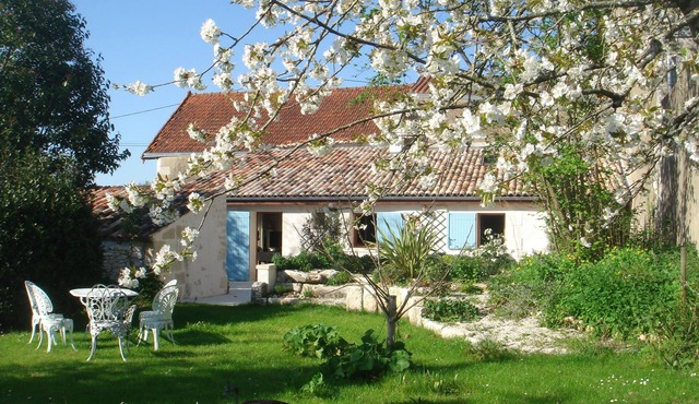 Cottage * 4 people with private garden in village Saintongeais estuary 5 km