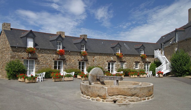 COTTAGE IN THE HEART OF A WOODED GARDEN WITH SWIMMING POOL ACCESSIBLE TO ALL OUR GUESTS