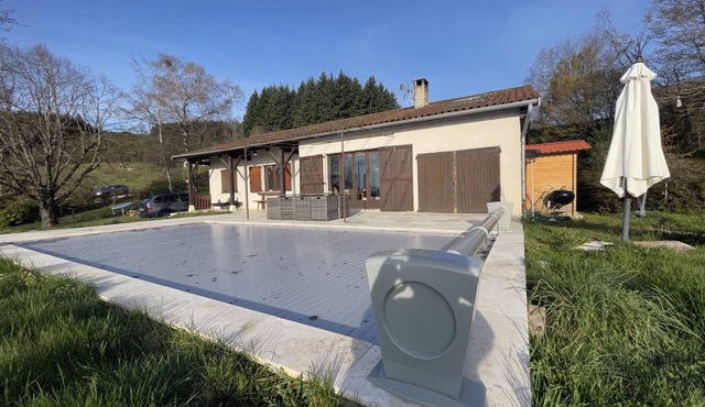 Cottage Chaleureux Avec Piscine Chauffée au Coeur du Beaujolais Vert