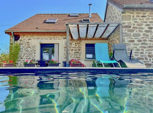 Cottage With Natural Pool In Burgundy