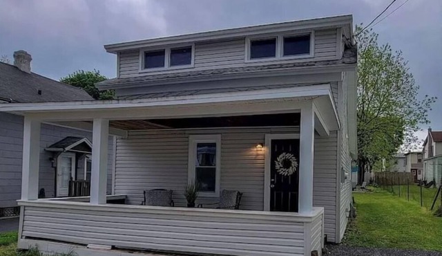 Cottage getaway, pet friendly, fully fenced yard