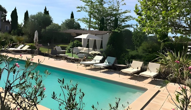 Cottage 'Gîte De Charme Au Pied Du Ventoux' with Shared Pool, Wi-Fi and Air Conditioning