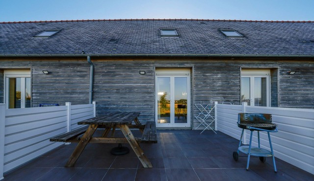 Cottage 'Gite Gwenn Ha Du' with Private Terrace, Shared Garden and Wi-Fi