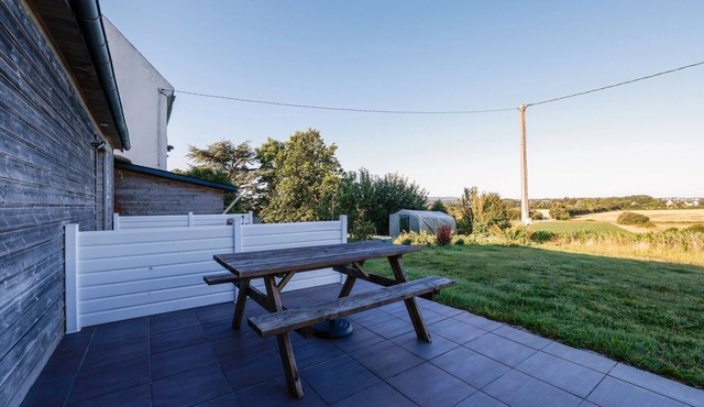 Cottage 'Gite L'hermine' with Private Terrace, Shared Garden and Wi-Fi