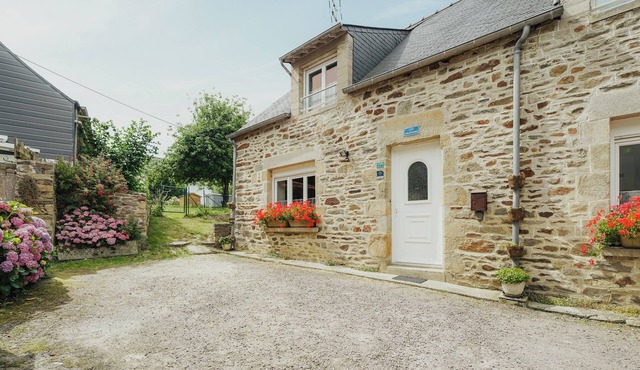 Cottage 'Gite Les Dauphins À Matignon' with Private Terrace, Private Garden and Wi-Fi