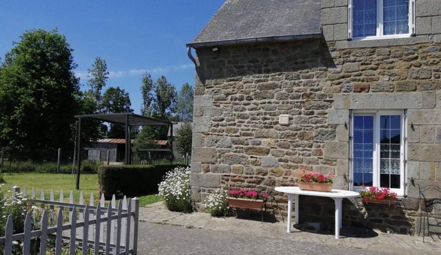 Cottage 'Gîte Proche St Malo - Cancale' with Shared Garden and Wi-Fi