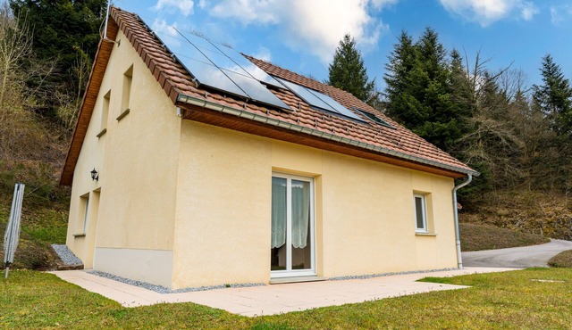 Cottage 'Gîte Sanglier' with Shared Terrace, Wi-Fi and Air Conditioning