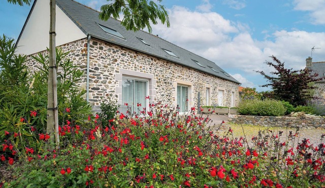 Cottage 'Gîte Terre Et Mer' with Private Terrace, Shared Garden and Wi-Fi