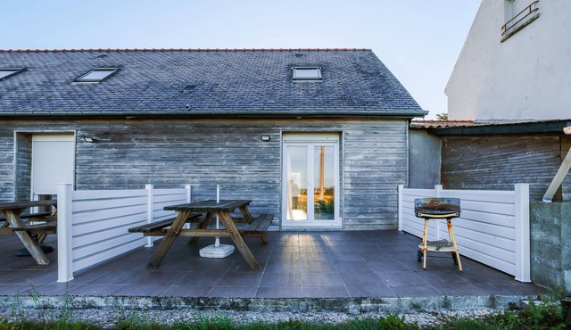 Cottage "Gite Triskel" with Private Terrace, Shared Garden & Wi-Fi