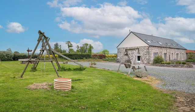 Cottage 'Gite Ville Marie' with Private Terrace, Shared Garden and Wi-Fi