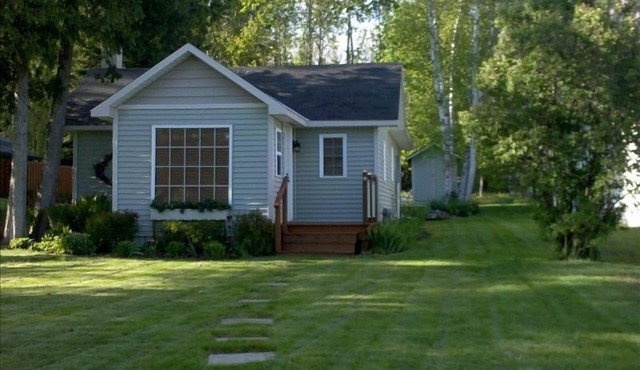 Cottage Home Crooked Lake Alanson by Petoskey Harbor Springs Mackinac WIFI Cable