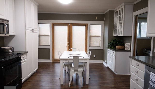 Cottage Home in Heart of Kirkland w/Yard for Pets