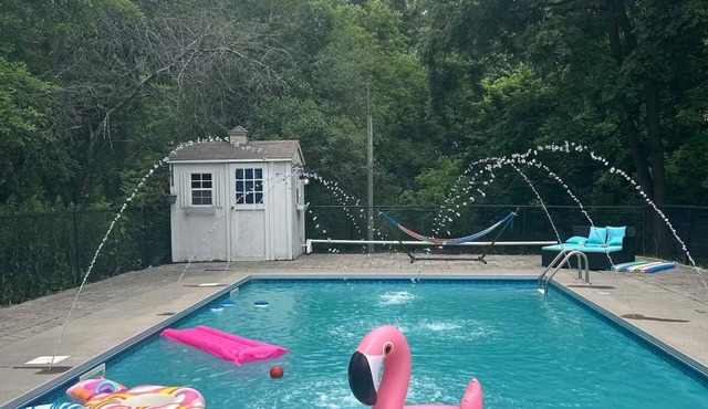 COTTAGE HOME WITH POOL IN RICHMOND HILL