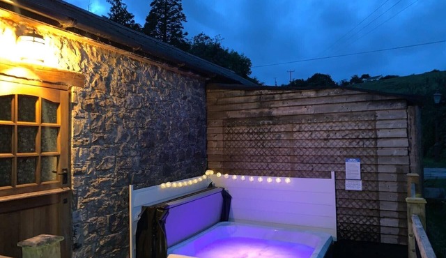 Cottage + Hot Tub/gym outskirts Cardiff/Cowbridge, stunning rural location
