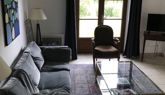 Cottage in 8 ha park with lake, toys/swing set/ping pong . Paris 80km