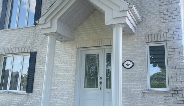 Cottage in a nice and quiet neighborhood with swimming pool and 4parkings.