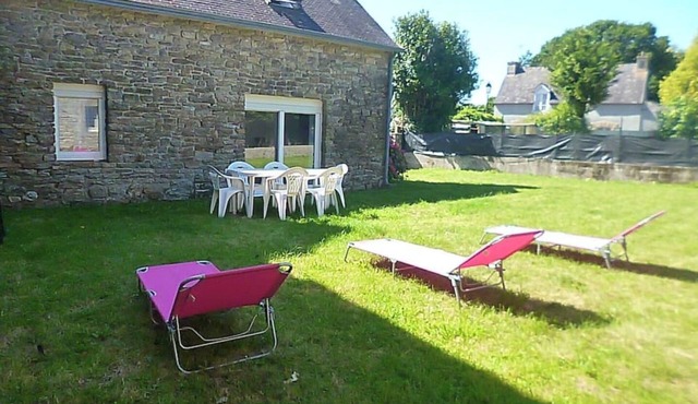 Cottage in a quiet enclosed garden near the shops