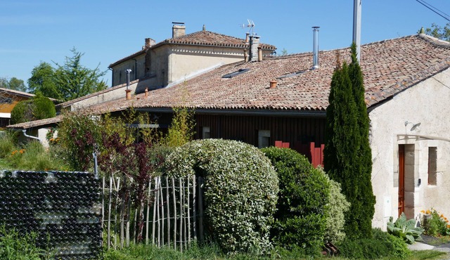 Cottage in an old Bordeaux wine cellar space, calm and comfort