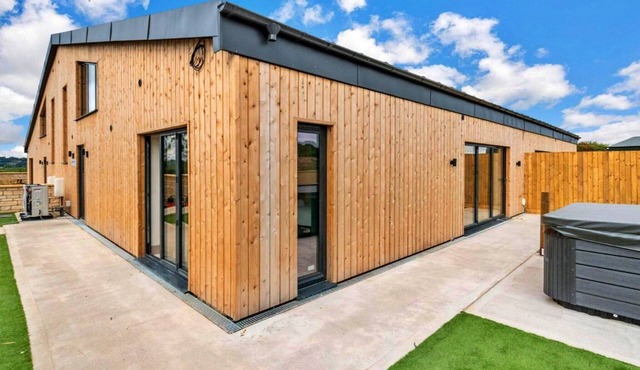 Cottage in Cotswolds with Hot Tub & Garden