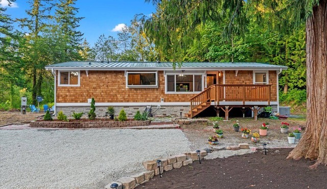 Cottage in Camano Island w/hot tub & large deck -7 min the Cama Beach State Park