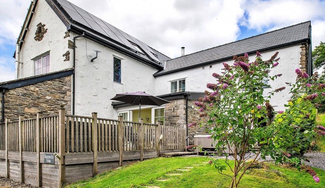 Cottage in Conwy with Hot Tub & Mountain Views