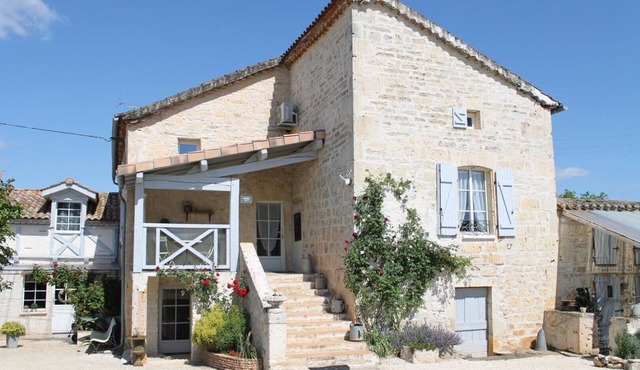 Cottage in Former Farmhouse with Shared Pool, Wi-Fi, and Air Conditioning