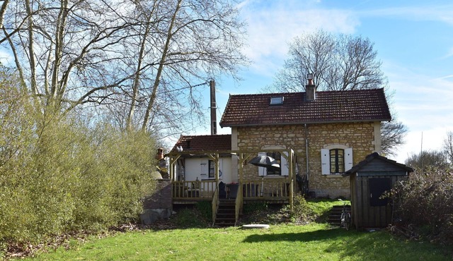 Cottage in France with Garden near Lake