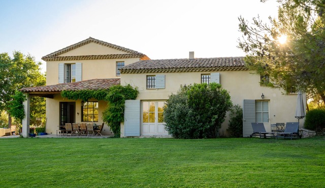 Cottage in Grounds of Bastide with pool and tennis walking distance from Aix
