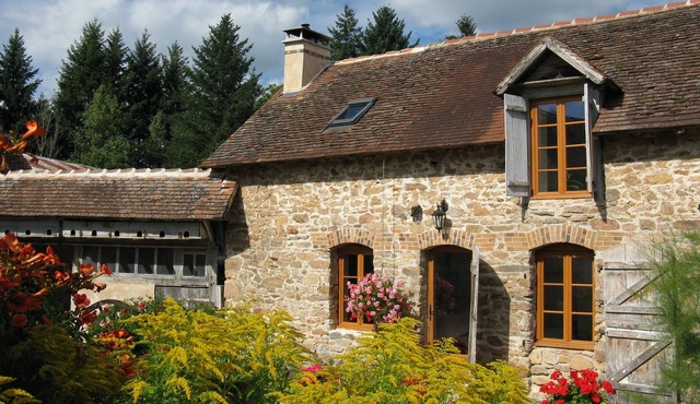 Cottage in hamlet of Chabrenas with use of swimming poolnOpen April to October