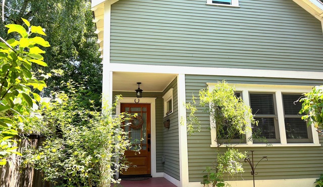 Cottage in Historic Irvington neighborhood near Convention Center and shops!