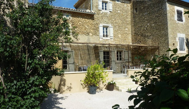 Cottage in Mas Provencal close to the center of the village of Oppède.