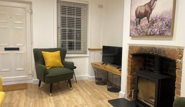 Cottage, in Mersham village. Ideal for Le shuttle & Ashford Designer Outlet