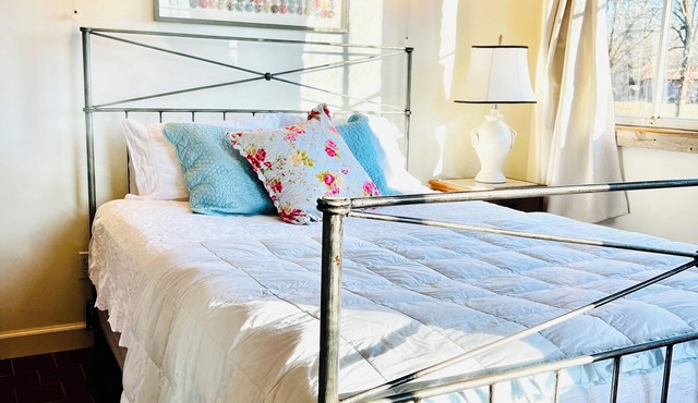 Cottage in MS's Hill Country. Cozy, Quiet & Close to good Music, Food & History.