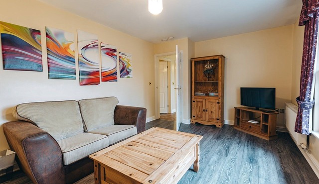 Cottage in Netley Hall with Lush Gardens