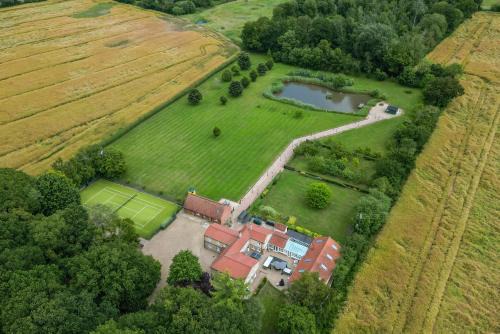 Cottage In Norfolk Sleeps 23 - Private Pool, Fishing Lake, Hot Tub Ref 99008Sc