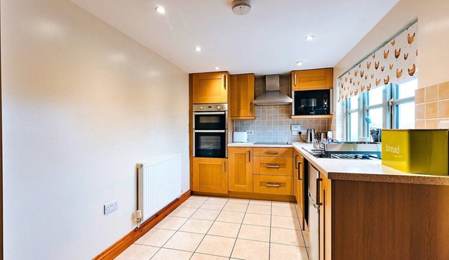 Cottage in Norton with Tennis Court & Patio