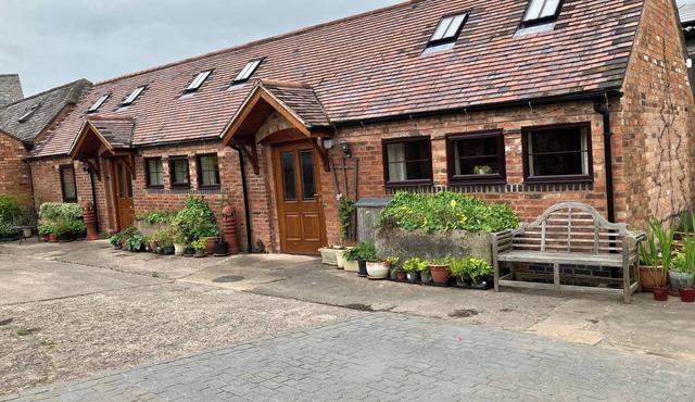 Cottage in Nuneaton - Sleeps 2 - Parking - Garden