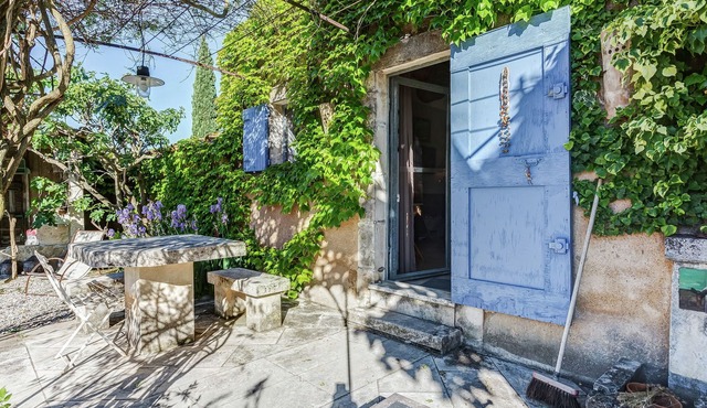 Cottage in Oppède amidst Vineyards