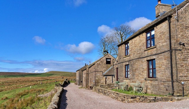 Cottage in Peak District with Scenic Views