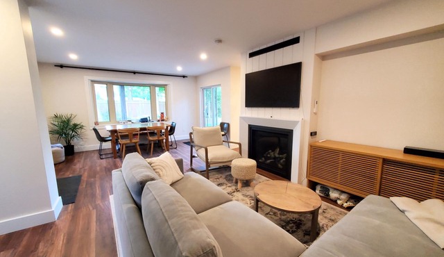 Cottage in Private Community with Hot Tub & Sauna. Perfect for big groups!
