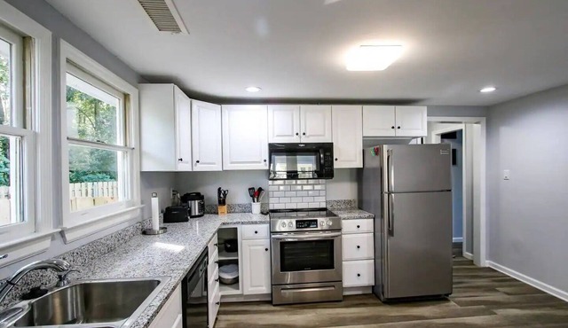 Cottage in Quiet Savannah near Wormsloe + Pets