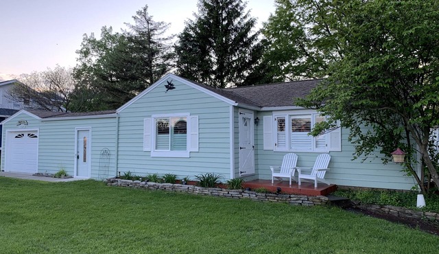 Cottage in resort style area, across from Buckeye Lake bars/restaurants!