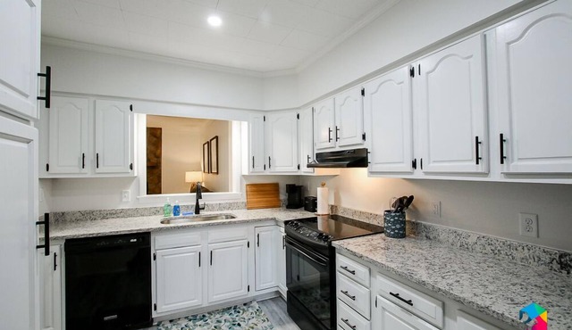 Cottage in Richmond Hill, Pet Friendly with King Bed