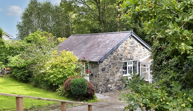 Cottage in Rowen by River & Pet-Friendly Trails
