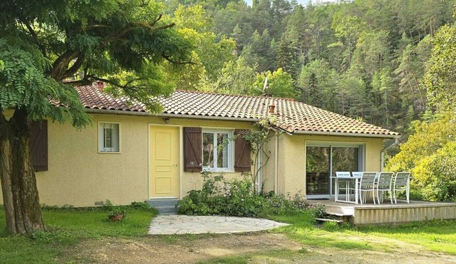 Cottage in Saint-Cybranet with private pool, pets allowed