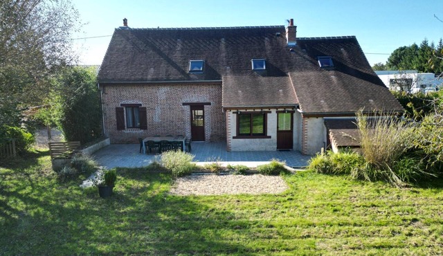 Cottage in Sologne with enclosed garden, pets allowed, parking and internet