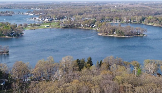 Cottage in Syracuse - 3 min walk to Lake Wawasee and access to Lake Papakeechie